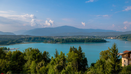 Fototapeta na wymiar Panoramablick auf den Faaker See in Österreich