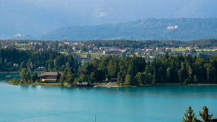 Fototapeta na wymiar Panoramablick auf den Faaker See in Österreich