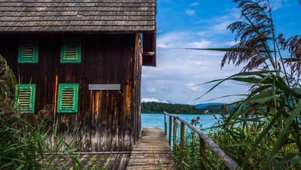 Ein altes Bootshaus aus Holz am Faaker See