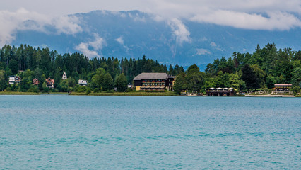 Der Faaker See in Österreich mit Blick auf die Gerlitzen