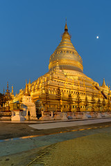 Fototapeta premium Golden pagoda at Shwezigon the temple of Myanmar in the evening