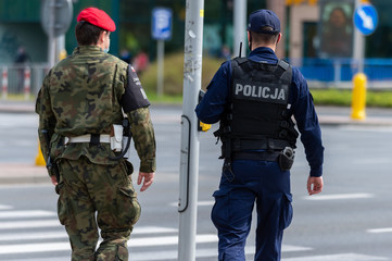 patrol policji i żołnierza © FOTOWAWA
