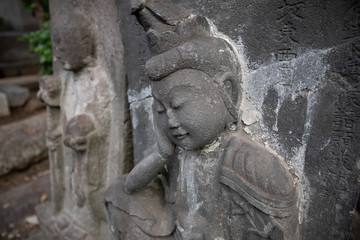 石仏の柔和なお顔。東京、大田区、池上本門寺。