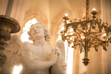 statue en marbre à l'intérieure de la cathédrale de Nantes