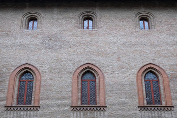 Fototapeta na wymiar Architettura di un palazzo storico di Fontanellato, finestre all'interno del castello, Parma