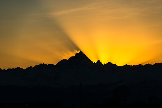 Monviso in silhouette al tramonto