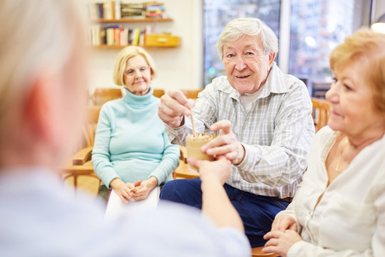 Demente Senioren und Therapeutin oder &Auml;rztin bei einer Besch&auml;ftigungstherapie
