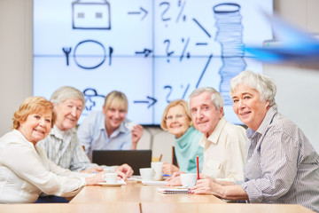 Anlageberaterin und Senioren Gruppe in einer Finanzberatung im Seniorenheim