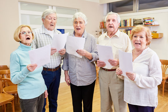 Senioren vom Seniorenchor singen bei Chorprobe im Altersheim zusammen
