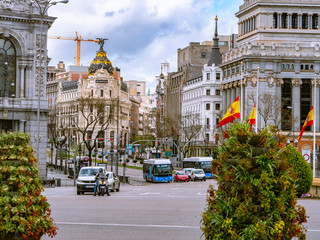 Obraz premium Madrid / Spain-04/19/20 Plaza de la Fuente de Cibeles in Madrid with calle de alcalá and the metropolis building in the background, empty due to the covid-19 coronavirus pandemic in 2020