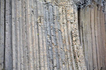 Obraz premium Islandia - 29 sierpnia 2017: Szczegóły kolumn bazaltowych wodospadu Litlanesfoss, Islandia, Europa