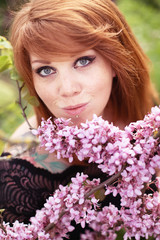 Naklejka premium Portrait femme fleuris
