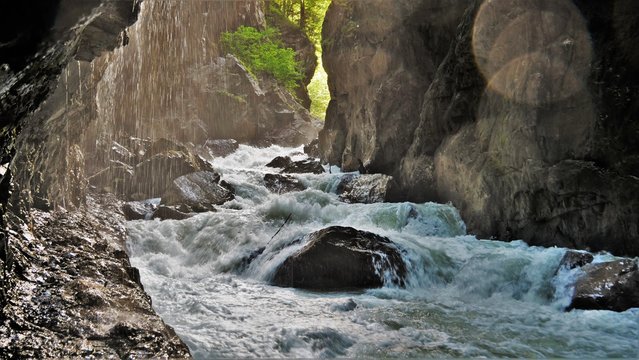Rauschendes Wasser der Partnachklamm bei Garmisch