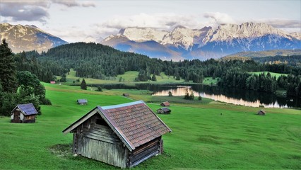 Wunderschöne Alpenlandschaft mit Blick auf den Geroldsee und das Karwendel-Massiv