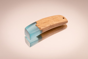 Ręcznie robiony wisiorek z żywicy epoksydowej i drewna #2