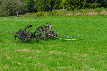 Stare maszyny rolnicze na łące  3 © Rafał Rębacz