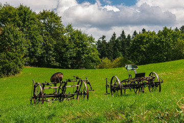 Stare maszyny rolnicze na łące #1