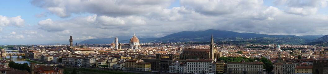 panorama Florencji we Włoszech z kopułami  