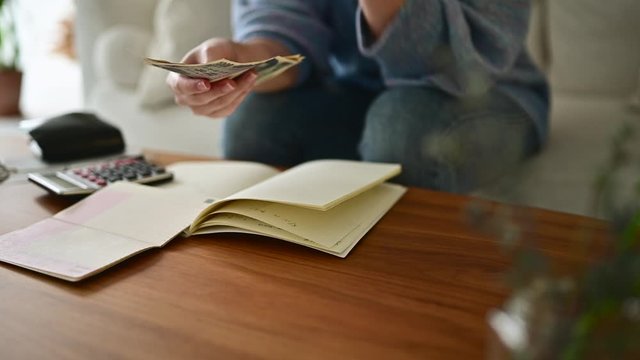 cover-19の影響で圧迫された家計について悩む女性