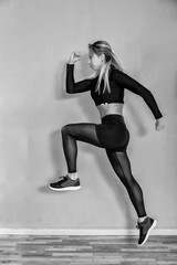 Fototapeta premium Młody zdrowy fitness kobieta skok. Kobieta sport, skoki na szarym tle.