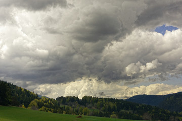 Ciel chargé dans le Vercors avant l'orage