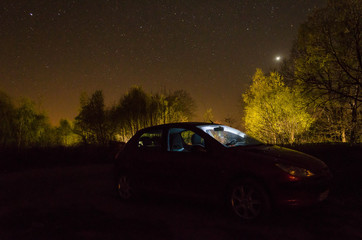 Fototapeta na wymiar Samochód na tle nocnego nieba
