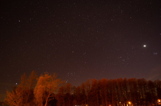 Widok nocny na plejady oraz Wenus