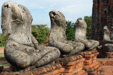 Fototapeta na wymiar Lotus Position Buddha's in Line