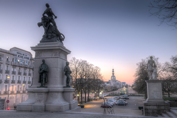 Fototapeta na wymiar premier rayon du soleil un monument de la ville de Nantes 