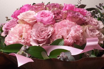 ピンクのバラのフラワーアレンジメント - Pink roses in flower arrangement