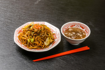 普通の焼きそば　Chow mein noodles dish