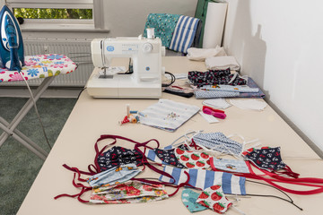 Gewaschene Gesichtsmasken aus Stoff zur Verhütung von Ansteckung durch Viren, auf einer Wäscheleitung