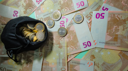 Monedas y billetes de euro esparcidos - obrazy, fototapety, plakaty