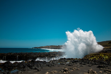 mer frappant les rochers sur ile de la réunion 