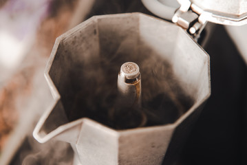 Café empezando a salir en una cafetera italiana