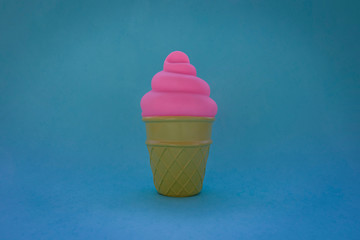 Eis auf Blauen Hintergrund.