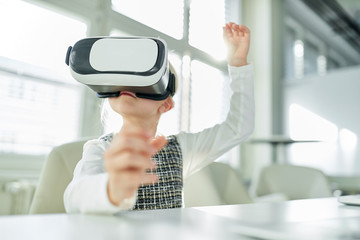 Mädchen mit VR Brille spielt ein Computerspiel