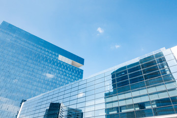 Obraz na płótnie Canvas empty footpath with modern office building exterior and blue cloudy sky during sunrise