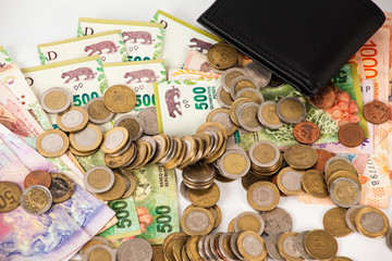 billetera con monedas y efectivo