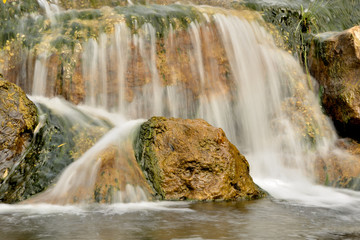 cascada con agua sedosa cayendo sobre una piedra con musgo Marbella Andalucía España 