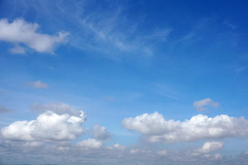 Obraz premium Blue sky background with white clouds 