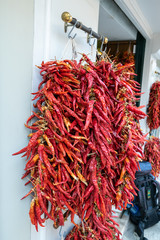 getrocknete Paprika hängen neben dem Eingang eines Spanischen Lebensmittelgeschäfts