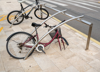 Fototapeta na wymiar demontiertes Fahrrad in einer Spanischen Großstadt