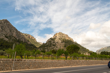 schöne Berge entlang der Straße in Spanien