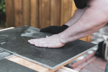 Fliesenleger bei der Arbeit