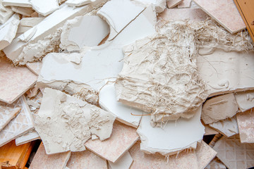 
contenedor con escombros del sitio de construcción