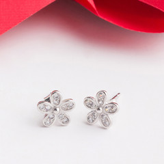 A pair of beautiful 925 sterling silver earrings in flower shape decorate with cubic zirconia