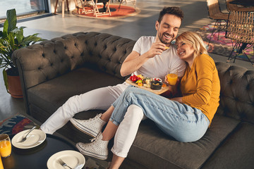 Obraz premium Smiling woman resting her head on her husbands shoulder