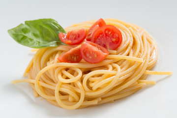 Spaghetti with tomato-pasta of Gragnano bronze drawn with cherry tomato and basil