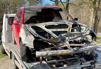 Spalone auto po wypadku na lawecie